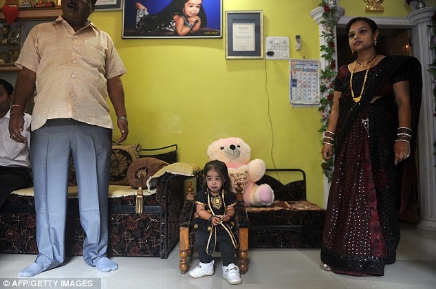 Jyoti Amge tại nhà riêng ở Nagpur trong ngày sinh nhật 18 tuổi